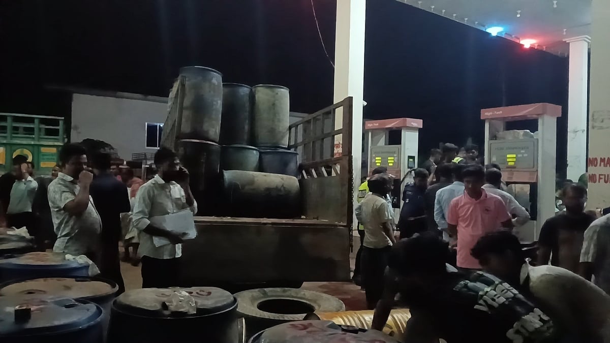 জব্দকৃত তেল কালিয়া ফিলিং স্টেশনে আনা হয়েছে। গতকাল সোমবার রাতে