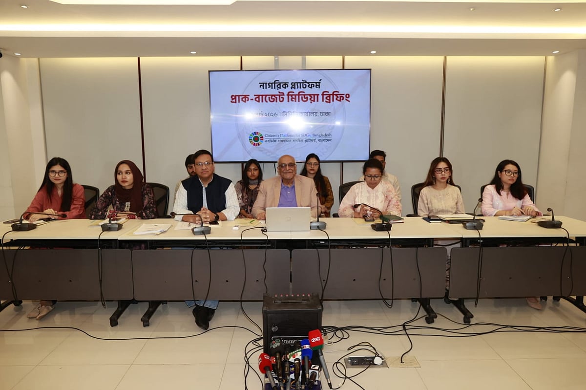 নাগরিক প্ল্যাটফর্ম আয়োজিত ' নতুন সরকারের প্রথম বাজেটের জন্য ভাবনা ' শীর্ষক  মিডিয়া ব্রিফিংয়ে বক্তব্য রাখছেন সংগঠনের আহবায়ক  দেবপ্রিয় ভট্টাচার্য। ধানমন্ডি সিপিডি কার্যালয়ে এই অনুষ্ঠান হয়