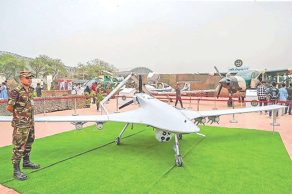 সমরাস্ত্র প্রদর্শনীতে আর্মি এভিয়েশন স্টলে রাখা একটি ড্রোন। ২৮ মার্চ ২০২৪