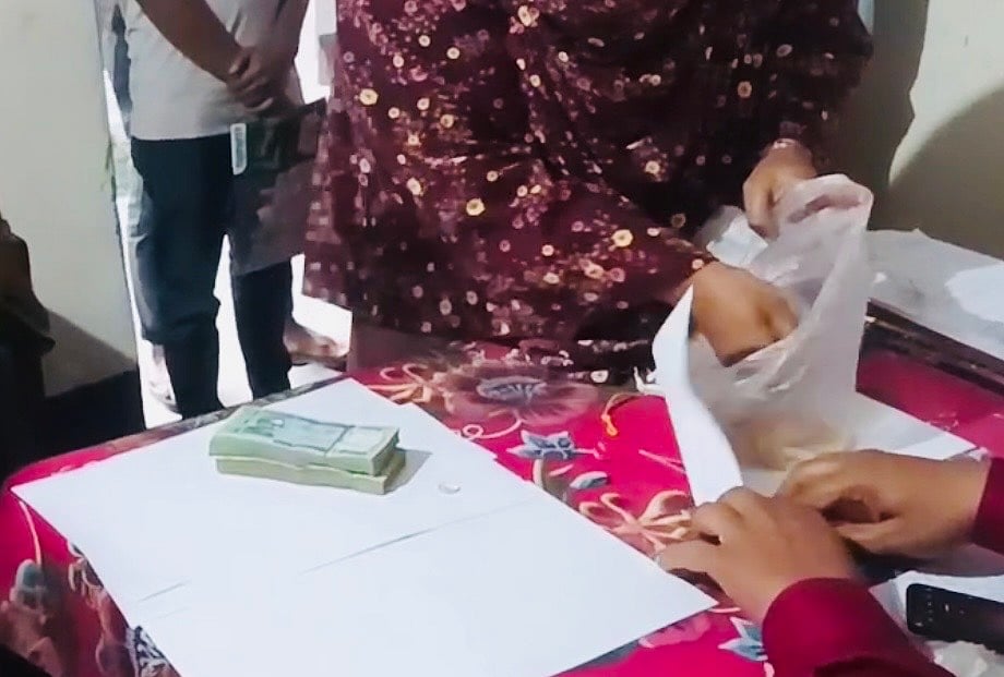 গুরুদাসপুর থানা থেকে হারিয়ে যাওয়া স্বর্ণালঙ্কার ফেরত নেন প্রবাসীর স্ত্রী ঝর্ণা বেগম। সোমবার সন্ধ্যায়