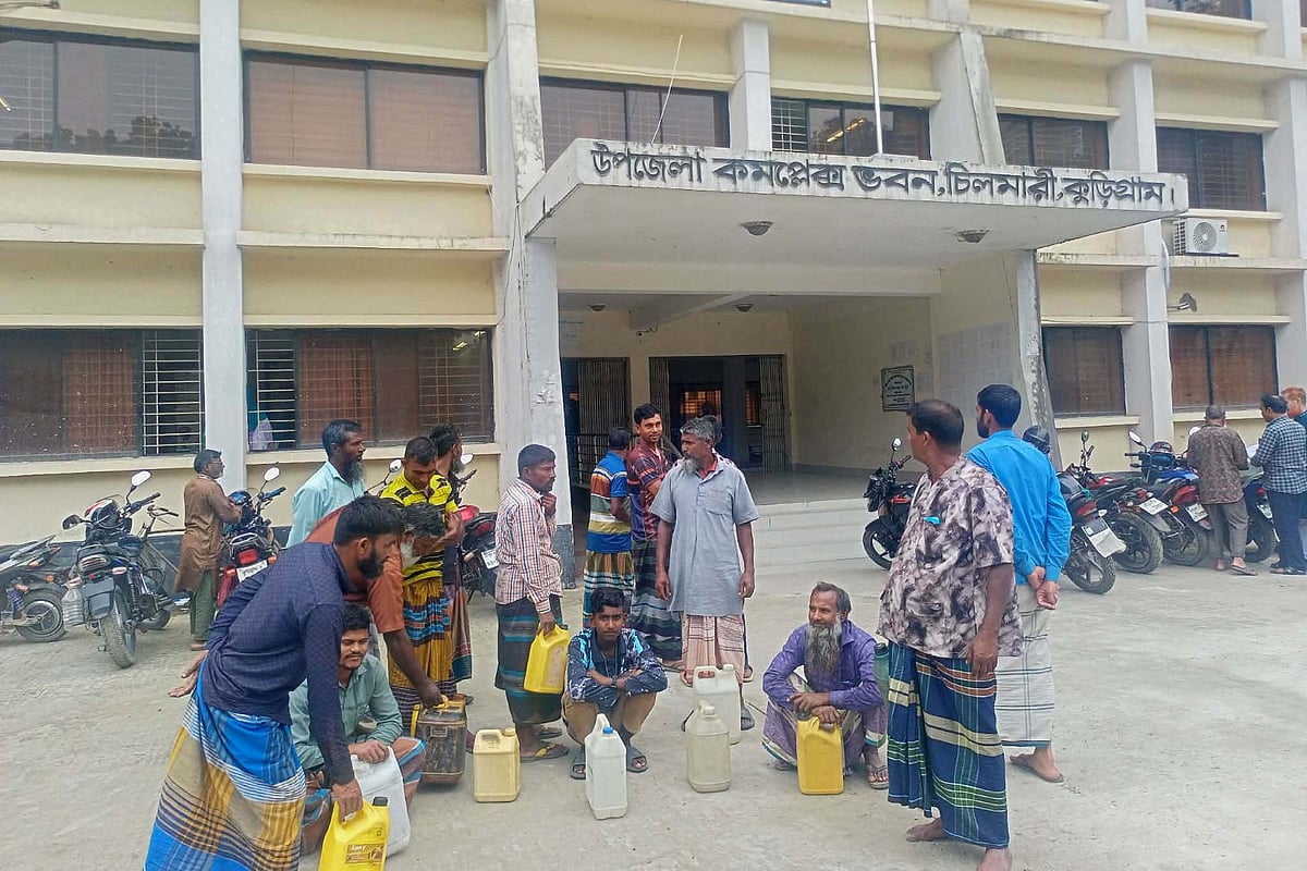 স্থানীয় জেলেরা অবস্থান কর্মসূচি পালন করেন। আজ মঙ্গলবার সকালে চিলমারী উপজেলা নির্বাহী কর্মকর্তার কার্যালয়ের সামনে