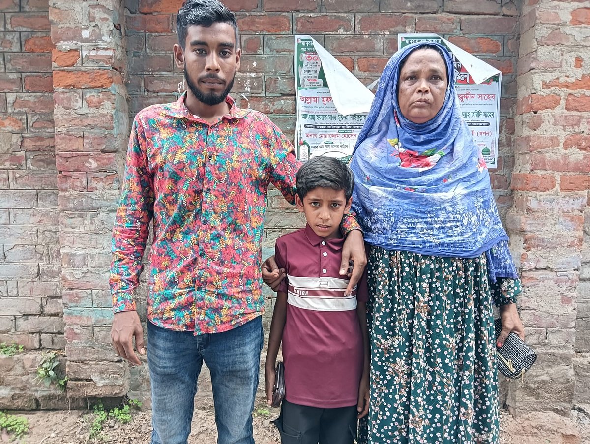 ভাই ও নানির সঙ্গে শিশু আলিফ মোল্লা। গতকাল সোমবার তোলা