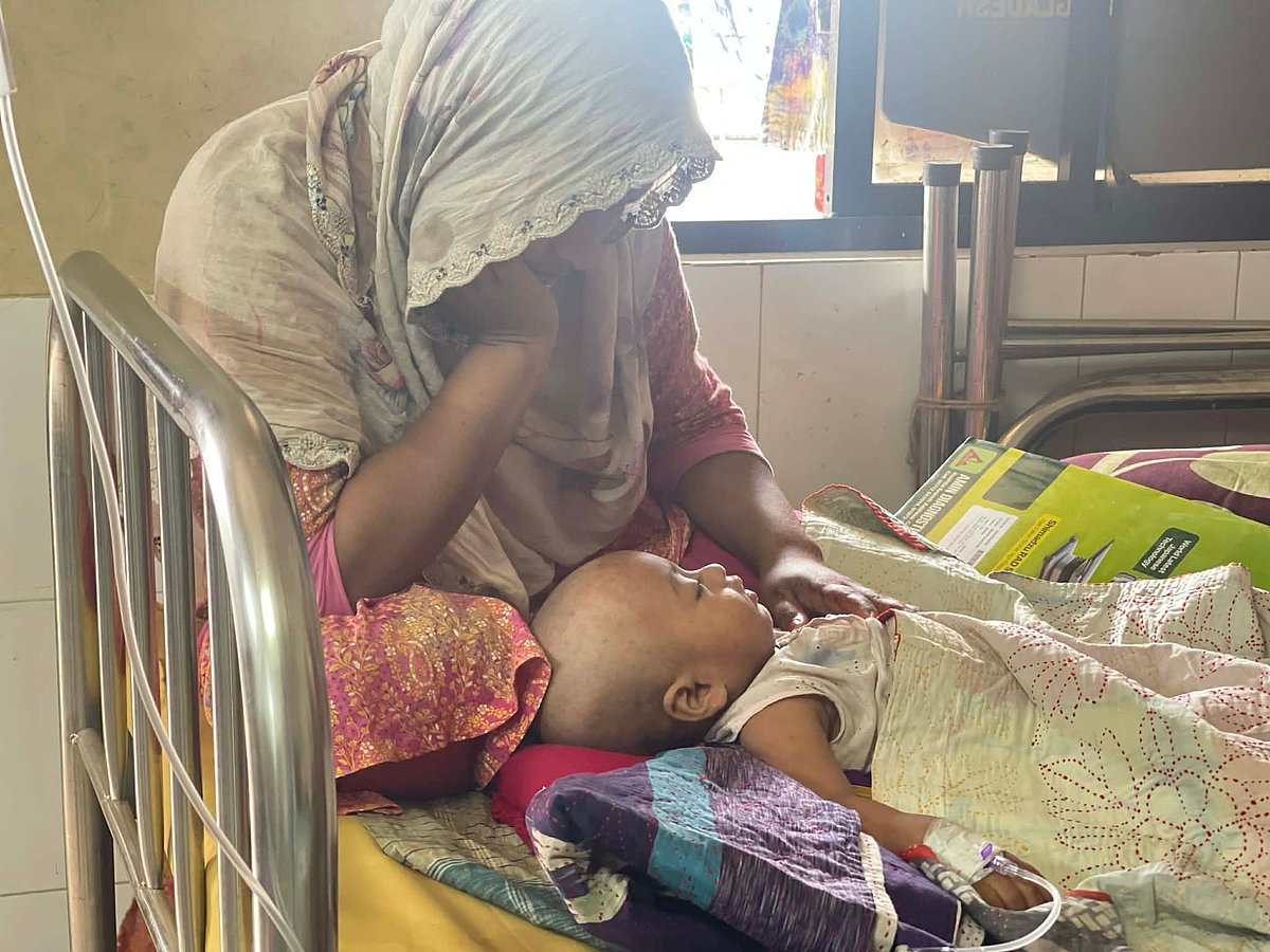 কুষ্টিয়ায় হামে আক্রান্ত শিশুদের হাসপাতালে ভর্তি করা হয়েছে। তাদের যত্ন নিচ্ছেন মা ও স্বজনেরা। আজ মঙ্গলবার দুপুরে কুষ্টিয়া জেনারেল হাসপাতালে