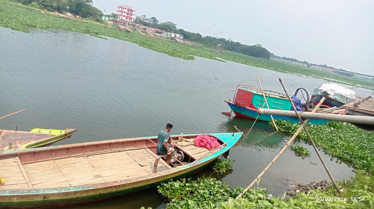 ডিজেল–সংকটে চলছে না মাছ ধরার নৌকা ও ট্রলার। চাঁদপুরের মতলব উত্তর উপজেলার গাজীপুর এলাকায়। গতকাল সোমবার দুপুরে