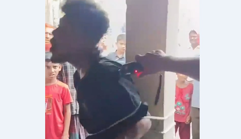 কুমিল্লায় যুবককে খুঁটির সঙ্গে বেঁধে ইলেকট্রিক শক দেওয়া হচ্ছে