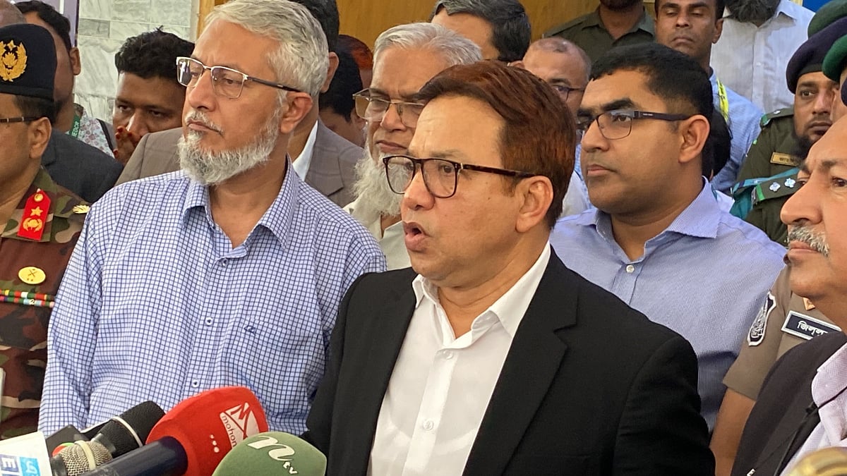 রাজশাহী মেডিকেল কলেজ হাসপাতালে সাংবাদিকদের সঙ্গে কথা বলেন স্বাস্থ্য সেবা বিভাগের সচিব কামরুজ্জামান চৌধুরী। আজ মঙ্গলবার দুপুরে