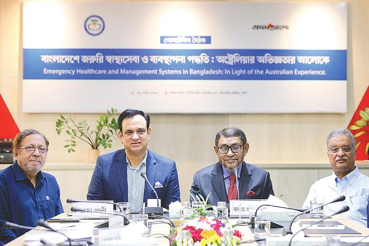 গোলটেবিল বৈঠকে (বাঁ থেকে) মওদুদ হোসেন আলমগীর, রেজা আলী, সরদার সাখাওয়াত হোসেন ও অধ্যাপক সাহাব উদ্দিন তালুকদার। গতকাল ঢাকায় প্রথম আলো কার্যালয়ে