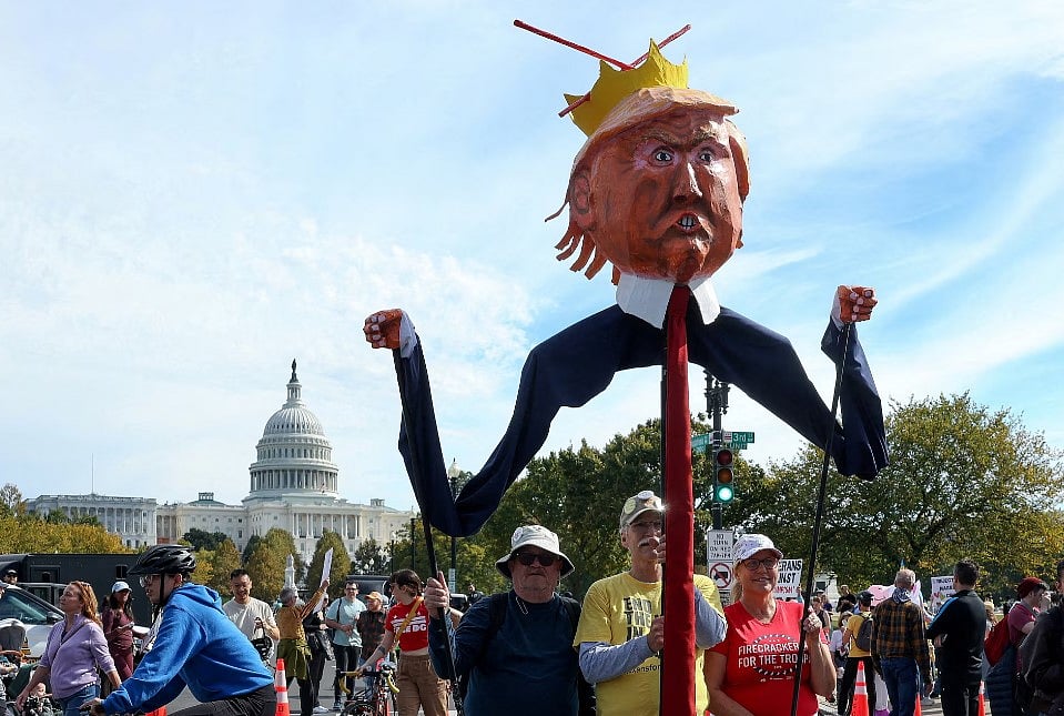 ইরান যুদ্ধসহ বিভিন্ন নীতির প্রতিবাদে যুক্তরাষ্ট্রের বিভিন্ন শহরে ট্রাম্পবিরোধী বিক্ষোভ করেন দেশটির অসংখ্য মানুষ। ২৮ মার্চ ২০২৬