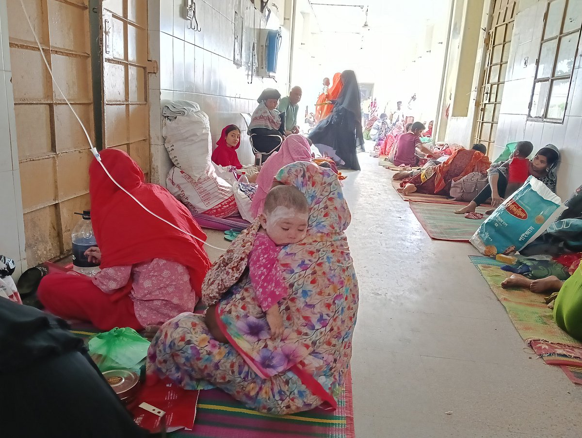 ৯ মাস বয়সী শিশুর হাম উপসর্গ দেখা দেওয়ায় গতকাল তাকে নিয়ে রাজশাহী মেডিকেল কলেজ হাসপাতালে আছেন অভিভাবক। আজ দুপুরে হাসপাতালের ১০ নম্বর ওয়ার্ডের সামনের বারান্দা থেকে তোলা