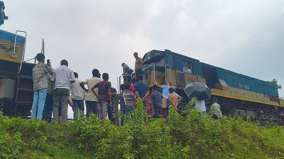 ঢাকা থেকে ছেড়ে আসা উপবন এক্সপ্রেস ট্রেনের ইঞ্জিনে আগুন লেগে তিন ঘণ্টা সারা দেশের সঙ্গে সিলেটের রেলযোগাযোগ বন্ধ হয়ে যায়। মঙ্গলবার সকালে মৌলভীবাজারের কমলগঞ্জের কালীপুর এলাকায়