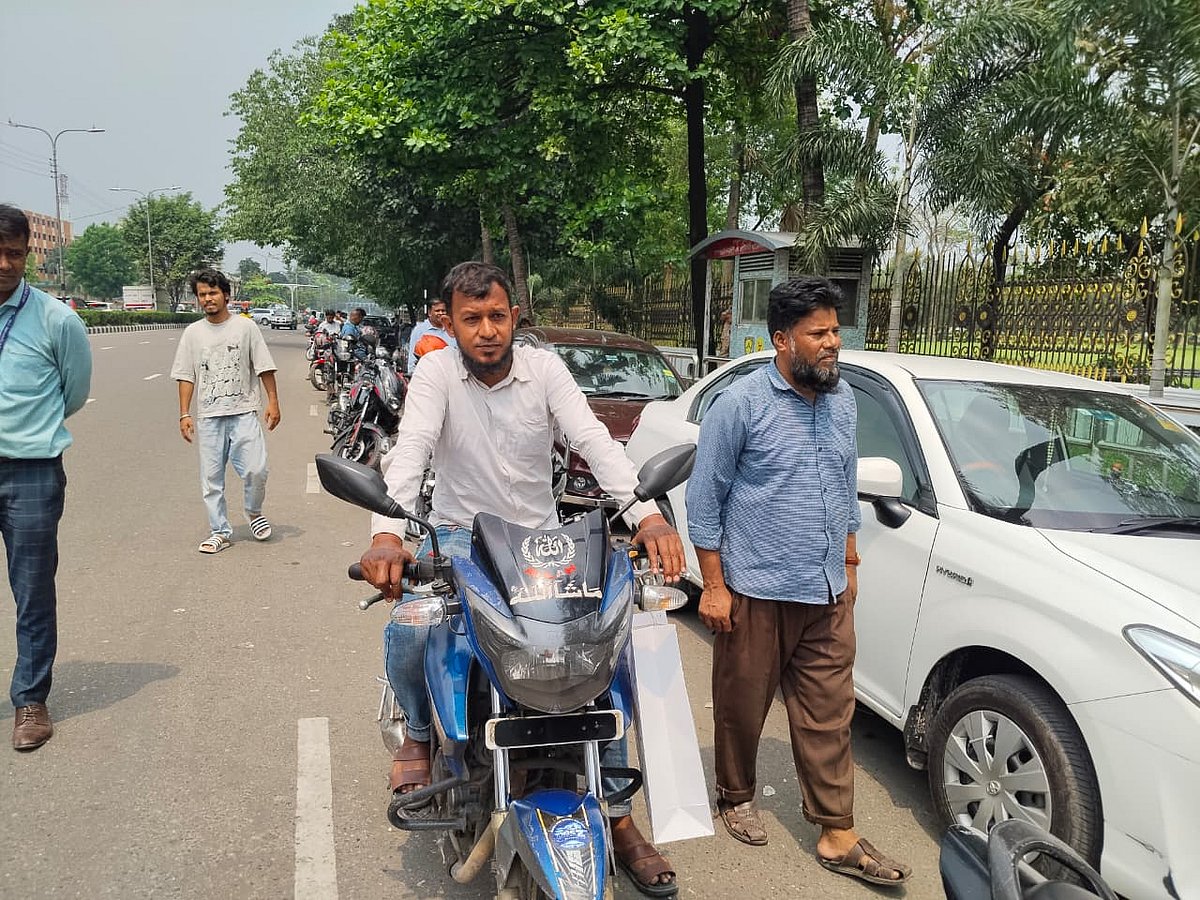 রাজধানীর বিজয় সরণির ট্রাস্ট ফিলিং স্টেশন থেকে তেল নিতে দীর্ঘ অপেক্ষায় মো. রুবেল। আজ মঙ্গলবার দুপুর সাড়ে ১২টার দিকে প্রধানমন্ত্রী কার্যালয়ের সামনে