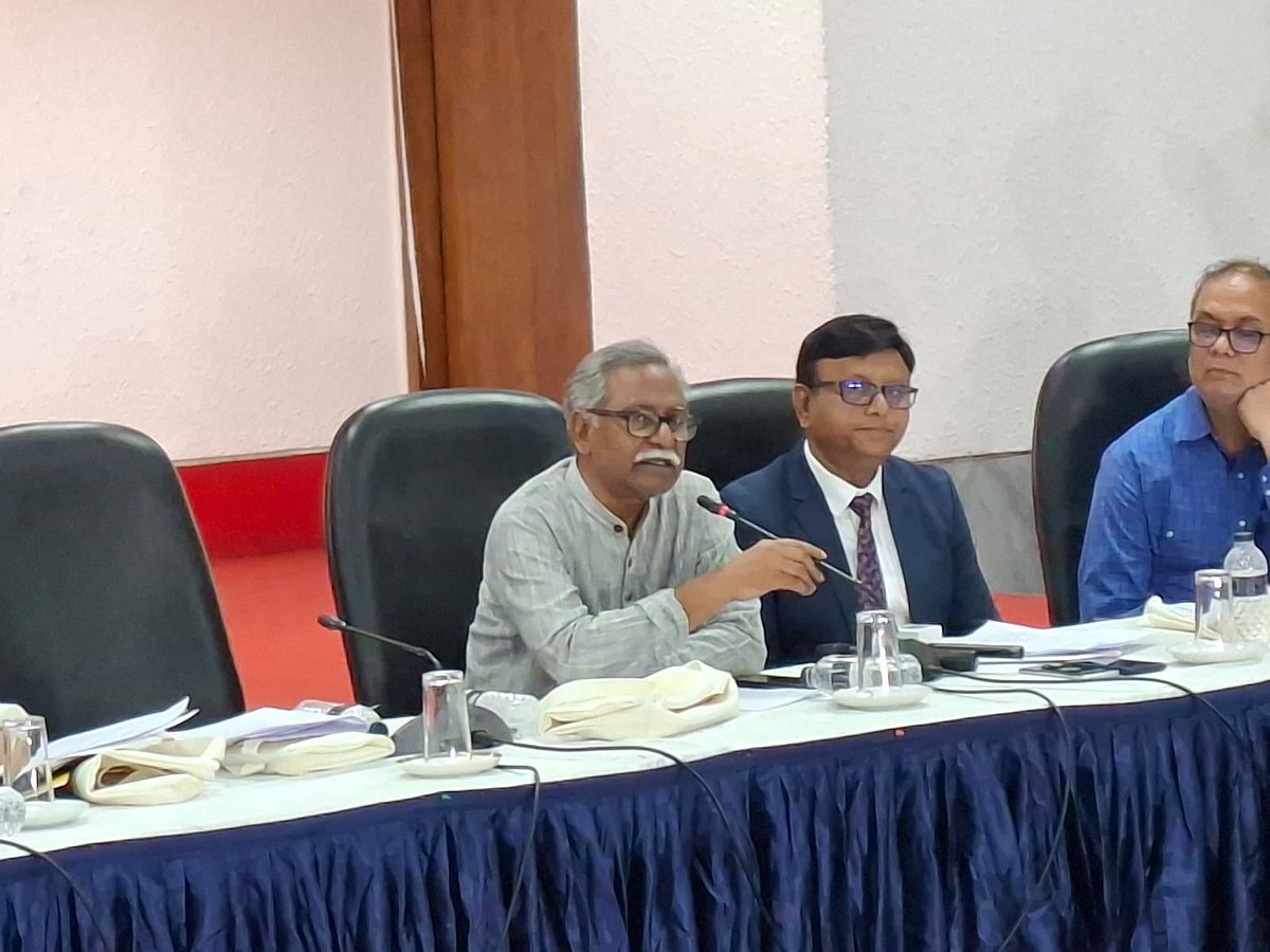 রাজধানীর সিরডাপ মিলনায়তনে ‘জ্বালানি খাত সংস্কার ও ক্যাবের ১৩ দফা দাবি’ শীর্ষক গোলটেবিল আলোচনায় অংশগ্রহণকারীরা। আজ মঙ্গলবার সকালে 