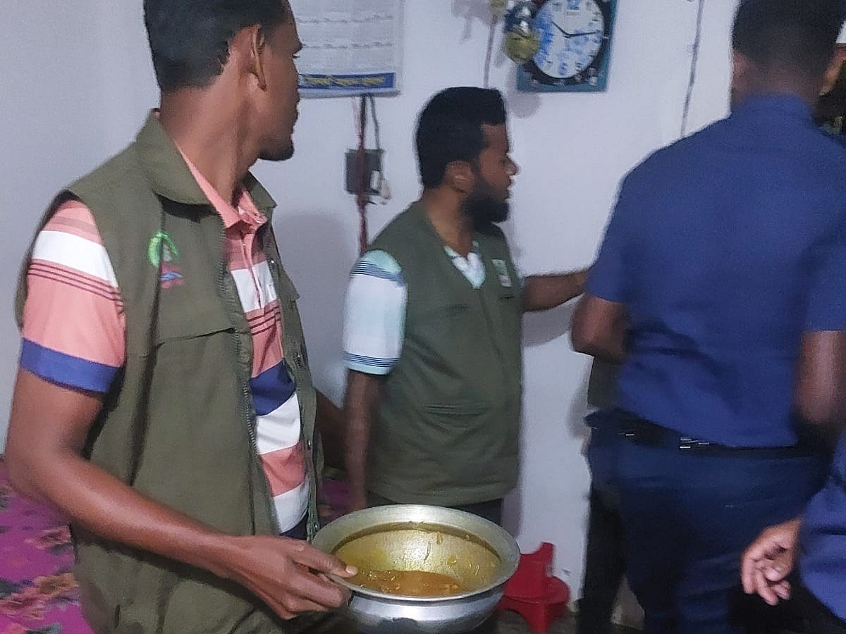 শিকারি চক্রের একজনের বাড়িতে পাওয়া রান্না করা হরিণের মাং হাতে বন বিভাগের এক কর্মকর্তা