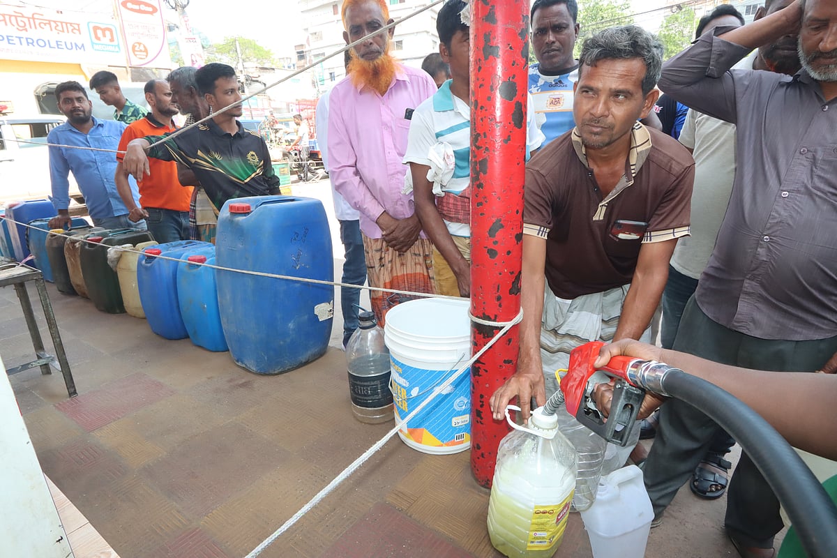 ডিজেল পেতে ফিলিং স্টেশনে দীর্ঘ সারি। কুমারপাড়া, রাজশাহী, ১ এপ্রিল
