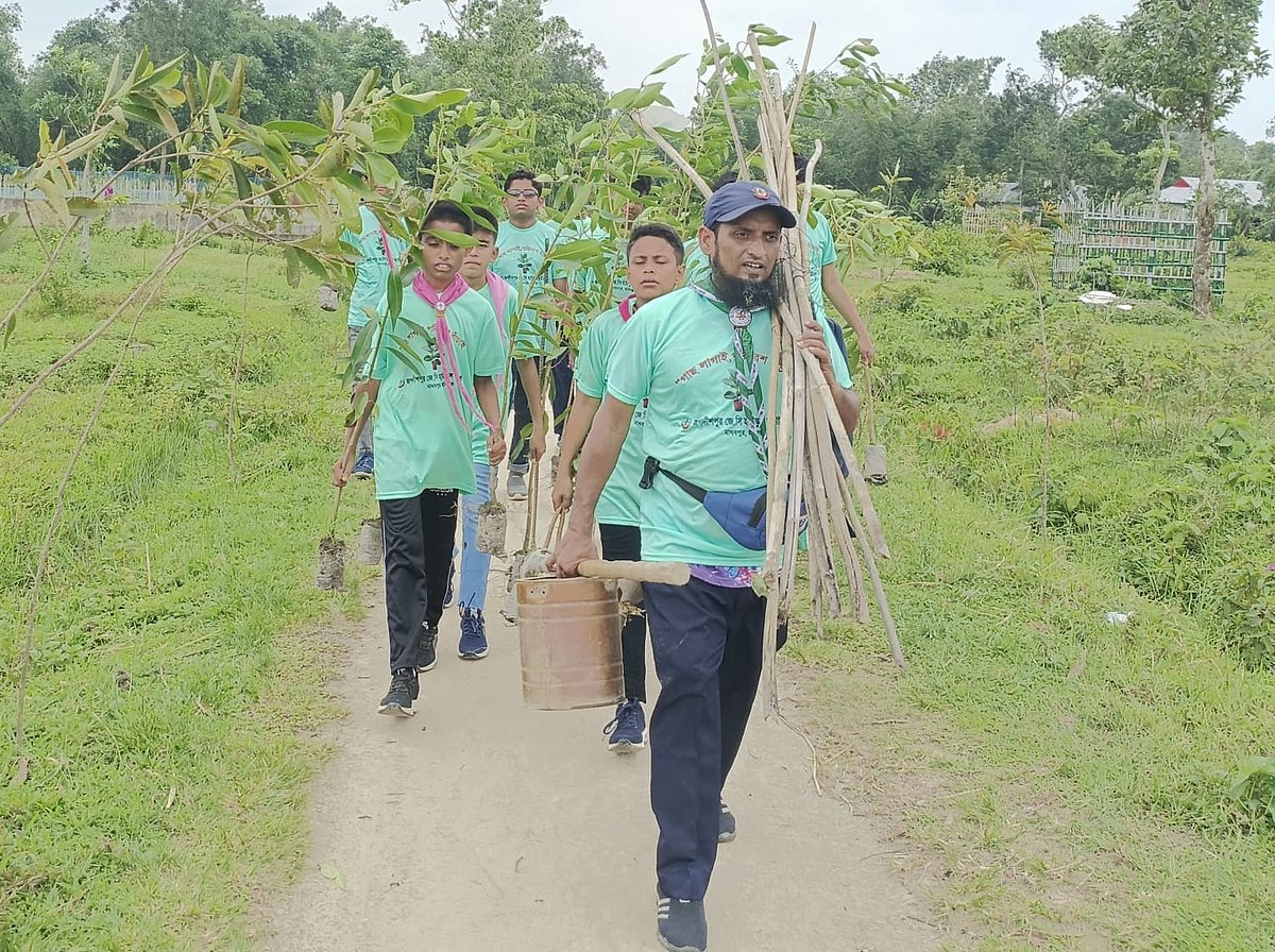 হবিগঞ্জের মাধবপুর উপজেলার জগদীশপুর জে সি হাইস্কুল অ্যান্ড কলেজের শারীরিক শিক্ষার শিক্ষক মোস্তাক আহাম্মদ এখন পর্যন্ত প্রায় সাড়ে ছয় হাজার গাছ লাগিয়েছেন