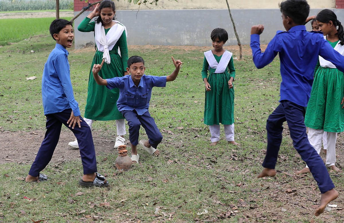 স্কুলমাঠে শিশুদের ‘পিট্টু খেলা’