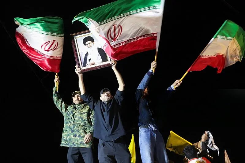 আঞ্চলিক উত্তেজনার মধ্যে সশস্ত্র ইরাকি শিয়া গোষ্ঠীগুলোর সমর্থকেরা ইরানের সমর্থনে পতাকা প্রদর্শন করছেন।