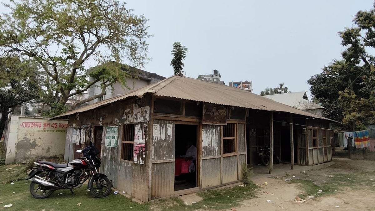 ময়মনসিংহের ফুলবাড়িয়া উপস্বাস্থ্য কেন্দ্রটির জীর্ণ অবস্থা। সম্প্রতি তোলা