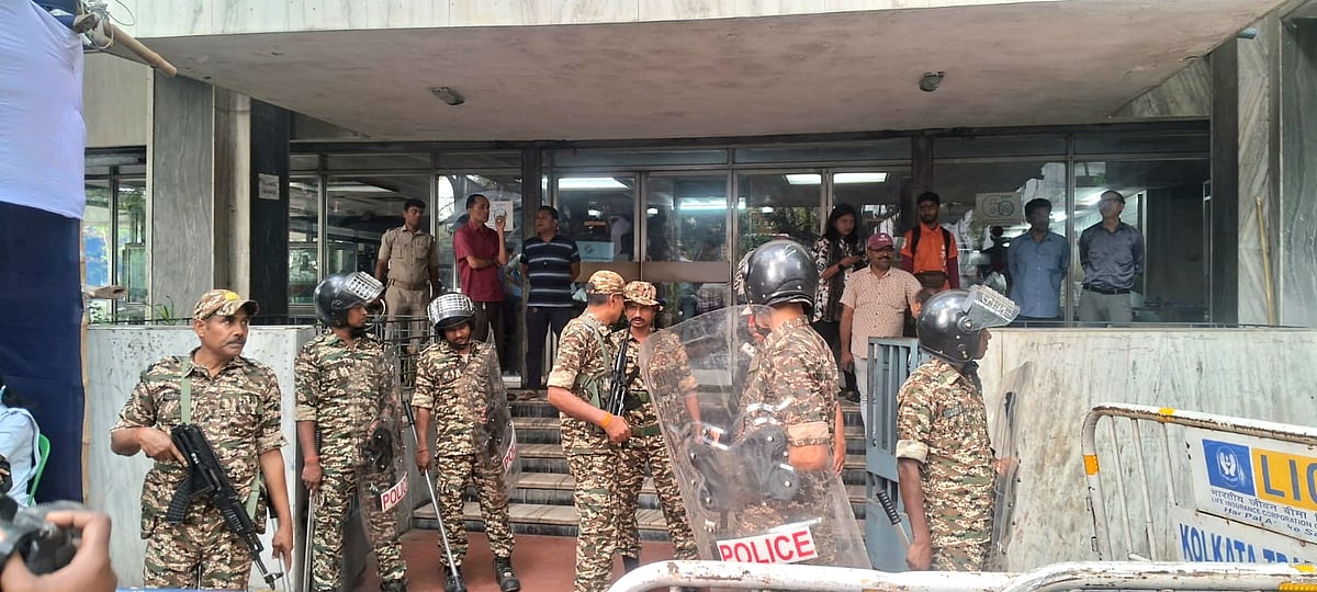 কলকাতায় বিবাদীবাগে অবস্থিত রাজ্য নির্বাচনী দপ্তরের সামনে তৃণমূল কংগ্রেস ও বিজেপির সমর্থকদের মধ্যে সংঘর্ষ হয়। ৩১ মার্চ, ২০২৬