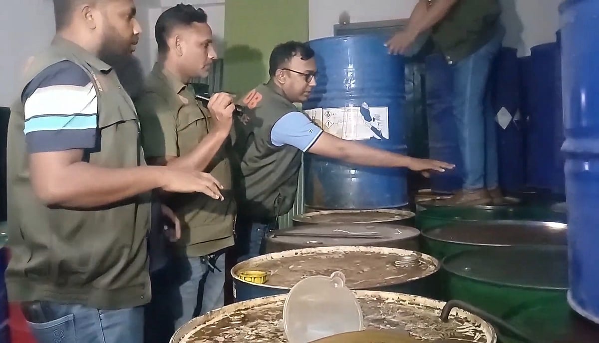 মেহেরপুরে এক ব্যবসায়ীর গোডাউন থেকে পাঁচ হাজার লিটার ডিজেল উদ্ধার করেছে সদর থানার পুলিশ। গতকাল মঙ্গলবার দিবাগত রাত দুইটার দিকে উপজেলার বুড়িপোঁতা ইউনিয়নের দক্ষিণ শালিকা গ্রামে