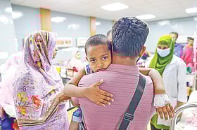 হামে আক্রান্ত শিশুদের নিয়ে হাসপাতালে উদ্বিগ্ন স্বজনেরা