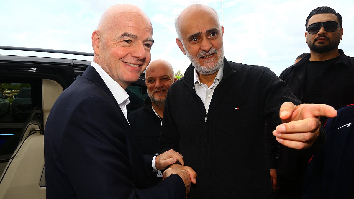 ইরান ফুটবল ফেডারেশনের সহ–সভাপতি মেহদি মোহাম্মদ নবির সঙ্গে ফিফা সভাপতি জিয়ান্নি ইনফান্তিনো