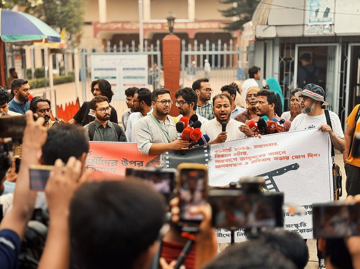 হামলার ঘটনার প্রতিবাদে রাজধানীর জাতীয় জাদুঘরের সামনে মানববন্ধন ও প্রতিবাদ সভা করেছে পাঠশালা সাউথ এশিয়ান মিডিয়া ইনস্টিটিউট
