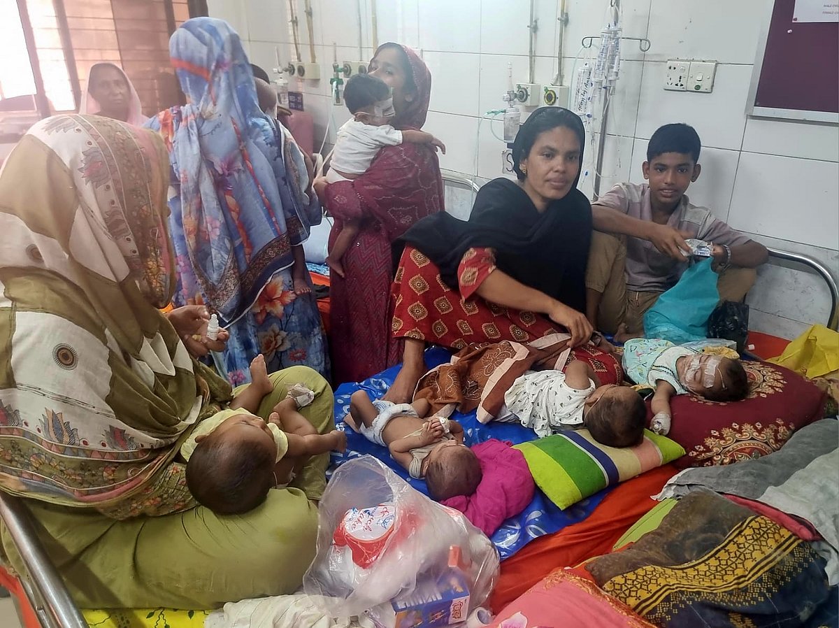 কক্সবাজার সদর হাসপাতালের হাম কর্নারের এক শয্যায় চিকিৎসা নিচ্ছে ৪ শিশু। আজ দুপুরে