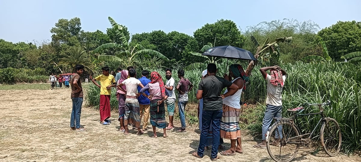 মাগুরার শ্রীপুরে ফসলের খেত থেকে এক গৃহবধূর মরদেহ উদ্ধার করেছে পুলিশ। আজ বুধবার দুপুরে উপজেলার বড় উদাস গ্রামে