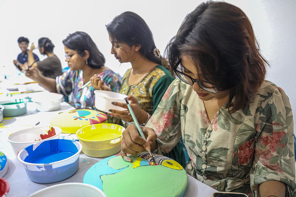 আর কদিন পরেই বাংলা নতুন বছর। নববর্ষের শোভাযাত্রার প্রস্তুতির অংশ হিসেবে শিক্ষার্থীরা এখন নানা শিল্পকর্ম নিয়ে ব্যস্ত। আজ দুপুরে ঢাকা বিশ্ববিদ্যালয়ের চারুকলা অনুষদে