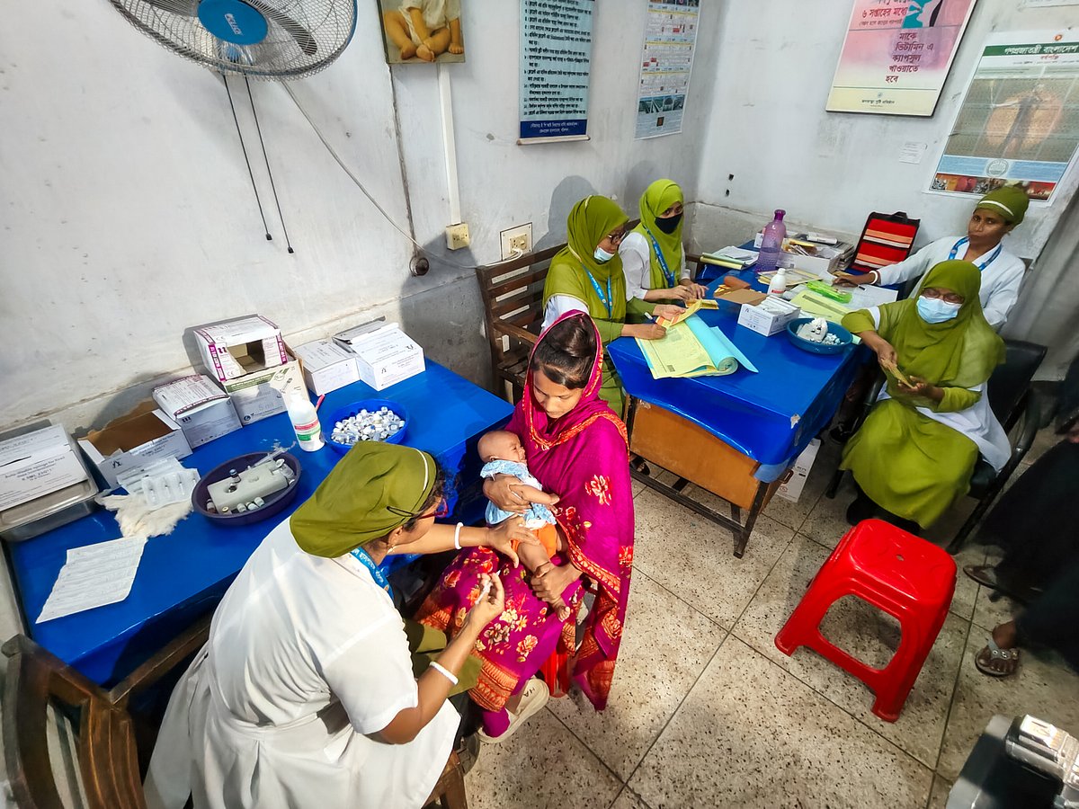 সরকারের সম্প্রসারিত টিকাদান কর্মসুচি (ইপিআই) আওতায় হাম ও রুবেলাসহ অন্যান্য টিকা দেওয়া হচ্ছে শিশুদের। সদর হাসপাতাল, বরিশাল নগর, ১ এপ্রিল
