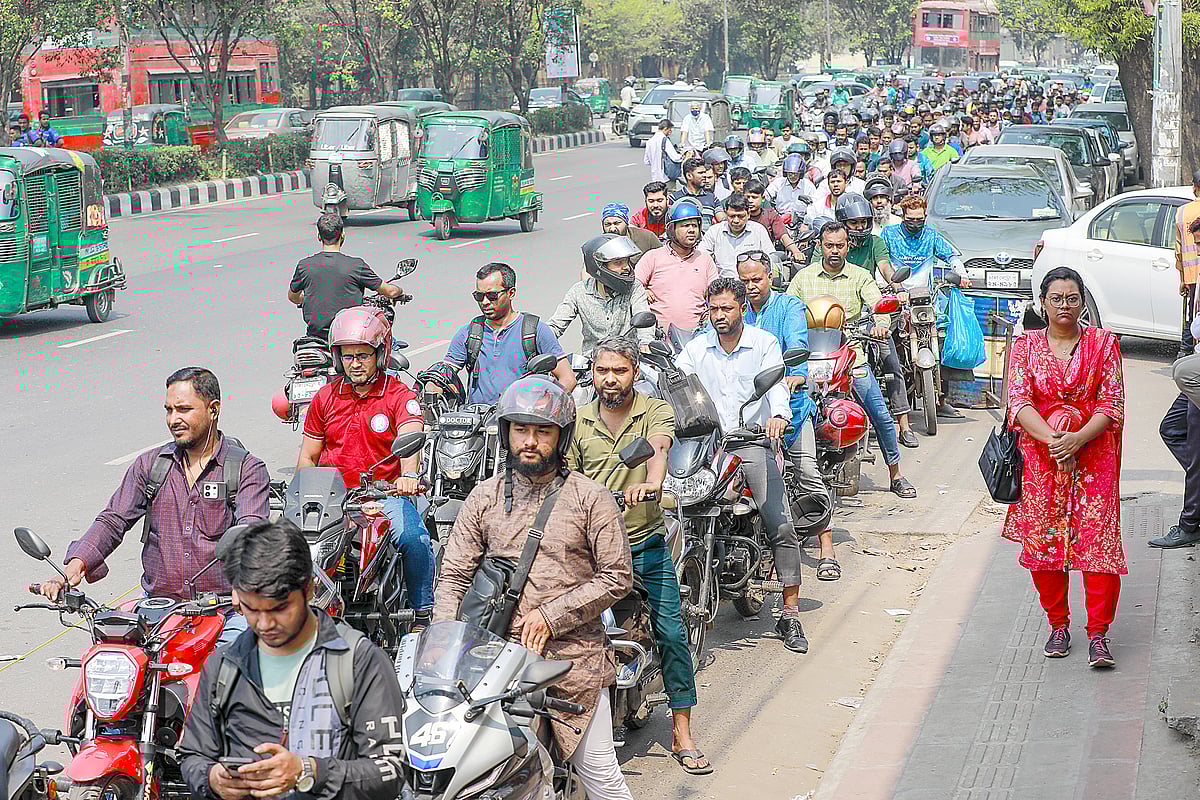 জ্বালানি তেল কিনতে যানবাহনের চালকদের দীর্ঘ লাইনে অপেক্ষা করতে হচ্ছে