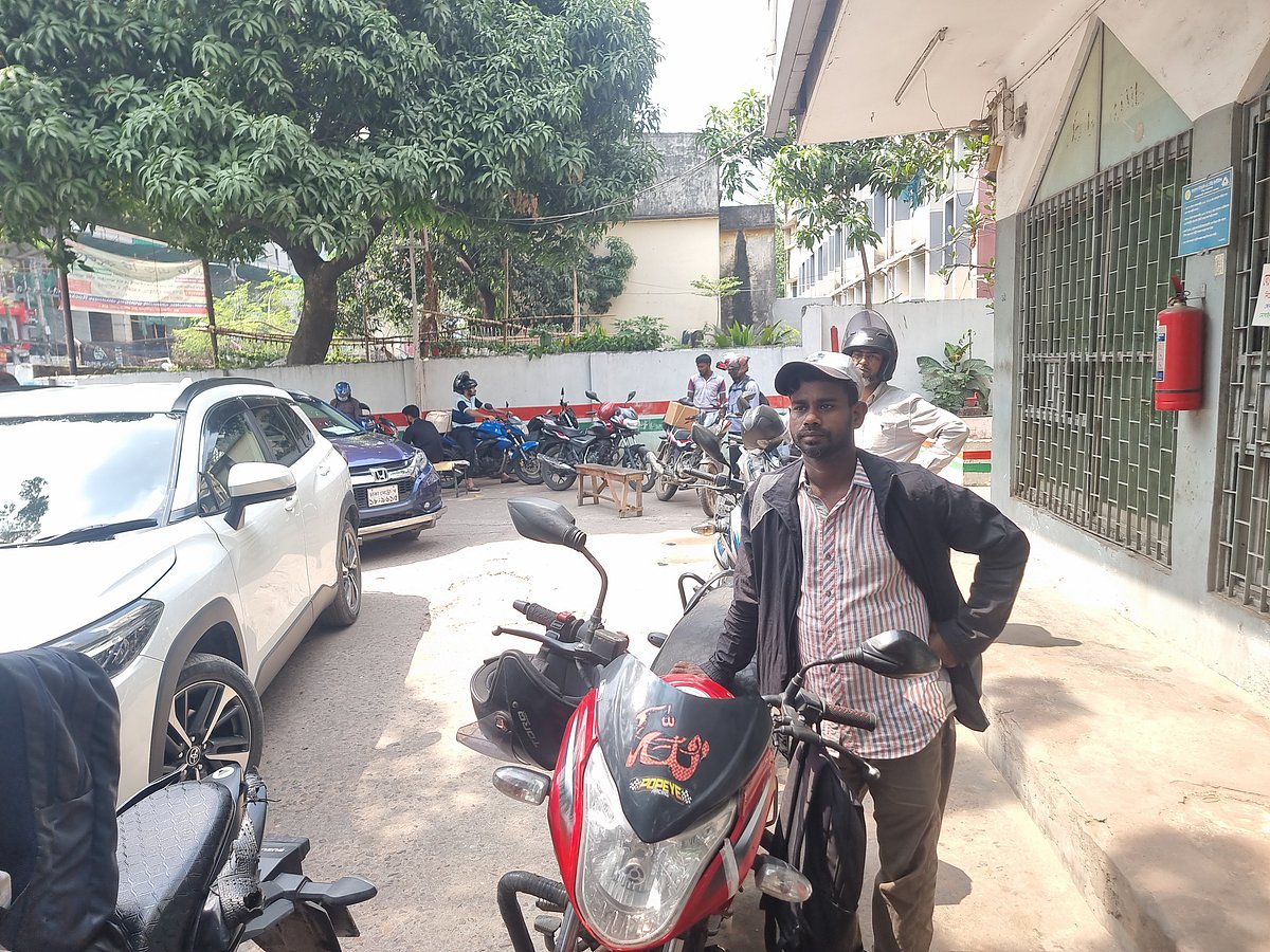 মোটরসাইকেলচালক দেলোয়ার হোসেন আরামবাগের এইচ কে ফিলিং স্টেশনের সামনে দাঁড়িয়ে বলছিলেন তাঁর দুর্ভোগের কথা