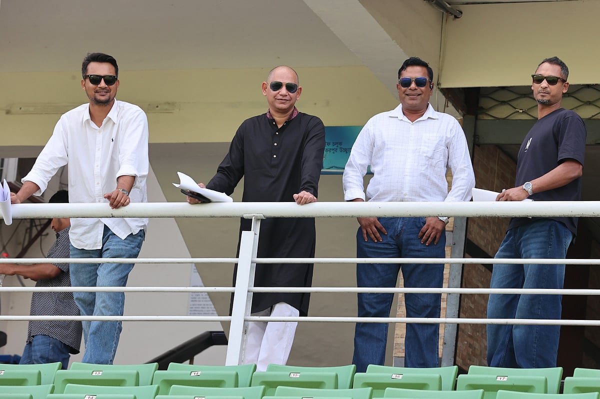 বাঁ থেকে জাতীয় দলের নির্বাচক নাদিফ চৌধুরী, প্রধান নির্বাচক হাবিবুল বাশার, হাসিবুল হোসেন ও নাঈম ইসলাম