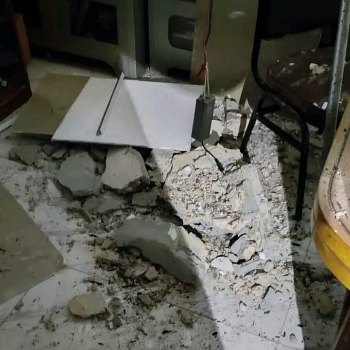 ছাদের খসে পড়া পলেস্তারা। জগন্নাথ বিশ্ববিদ্যালয়, ঢাকা; ১ এপ্রিল ২০২৬