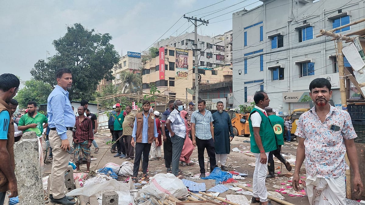 জয়দেবপুর রেল ক্রসিংয়ে অভিযান চালিয়ে অবৈধ ব্যবসায়ীদের উচ্ছেদ করেছে গাজীপুর সিটি করপোরেশন। বুধবার বিকেলে