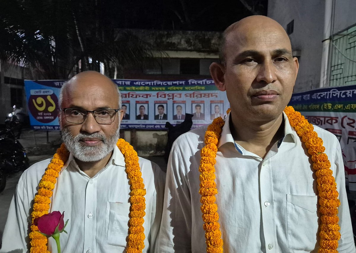 রাজবাড়ী আইনজীবী সমিতি নির্বাচনে বিজয়ী সভাপতি আব্দুল বারী (বাঁয়ে) ও সম্পাদক আব্দুর রাজ্জাক