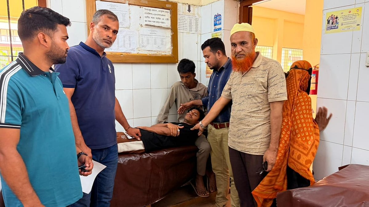 আহত একজনকে উপজেলা স্বাস্থ্য কমপ্লেক্সে চিকিৎসা দেওয়া হয়। গতকাল রাতে