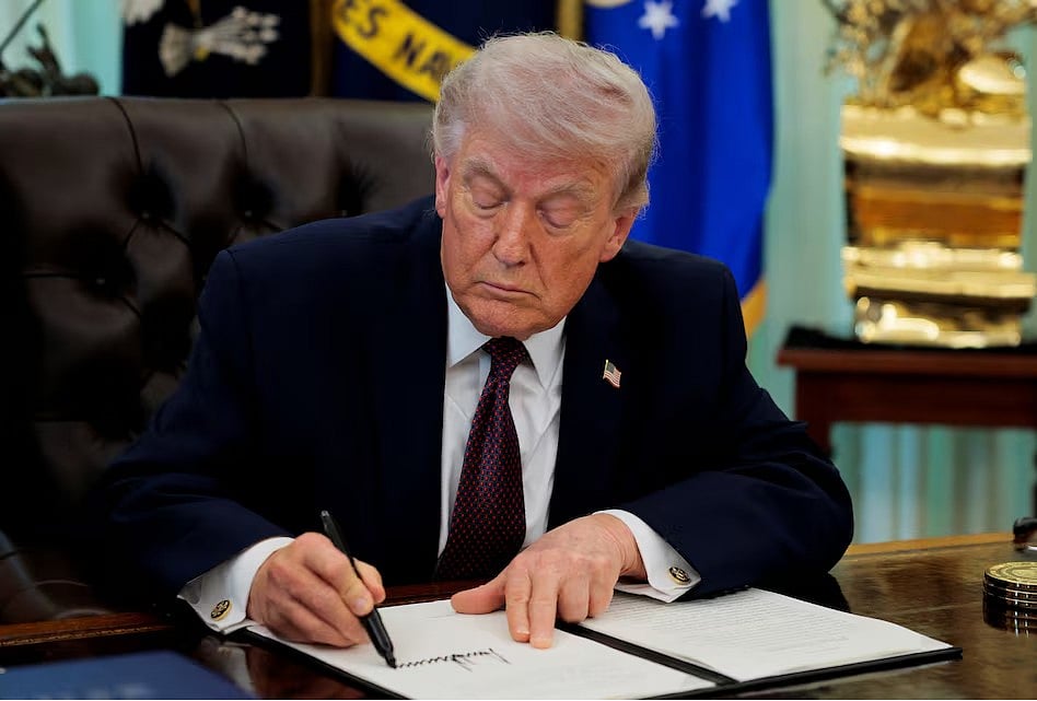 মার্কিন প্রেসিডেন্ট ডোনাল্ড ট্রাম্প ডাকযোগে ভোট-সংক্রান্ত এক নির্বাহী আদেশে স্বাক্ষর করছেন। হোয়াইট হাউসের ওভাল অফিসে, ৩১ মার্চ ২০২৬