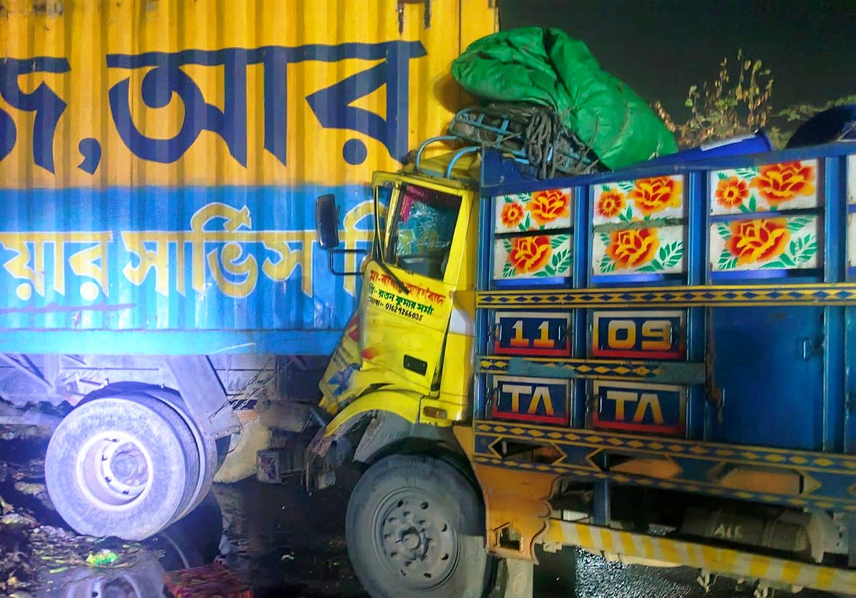 ঢাকা-চট্টগ্রাম মহাসড়কের কুমিল্লার বুড়িচং উপজেলার নিমসার এলাকায় দুর্ঘটনা কবলিত ট্রাক। আজ বুধবার ভোরে