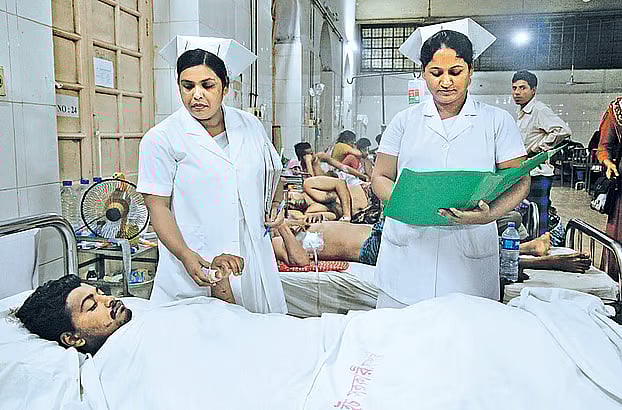 বিএসসি ইন নার্সিং কোর্সে উত্তীর্ণ হওয়ার পর বাংলাদেশ মেডিকেল বিশ্ববিদ্যালয় হাসপাতালে ৬ মাস ইন্টার্নশিপ করতে হবে