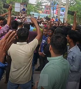 বখাটের ছুরিকাঘাতে তরুণ খুন : কুমিল্লায় আসামি গ্রেপ্তারের দাবিতে বিক্ষোভ, থানা ঘেরাও