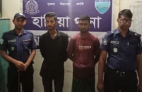 মজুতের জন্য ভ্যানে নেওয়া হচ্ছিল ড্রামভর্তি ডিজেল, গ্রেপ্তার ২