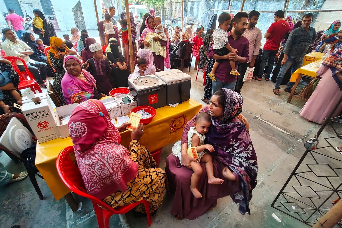 টিকাদানকেন্দ্রগুলোয় ভিড় বেড়েছে। প্রচণ্ড গরমের মধ্যে অভিভাবকদের শিশুদের নিয়ে টিকা নিতে দীর্ঘক্ষণ অপেক্ষা করতে হচ্ছে। আজ বৃহস্পতিবার