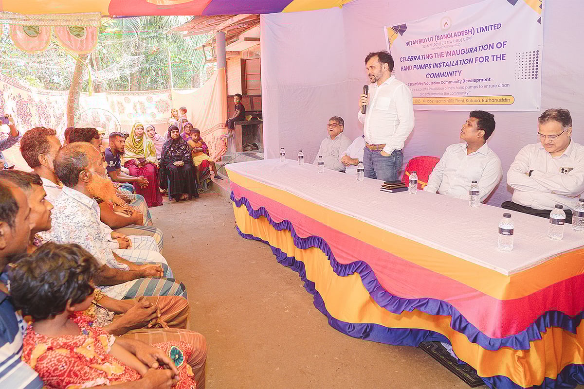 এনবিবিএলের হ্যান্ডপাম্প স্থাপন প্রকল্পের উদ্বোধনী অনুষ্ঠানে বোরহানউদ্দিন উপজেলার সহকারী কমিশনার (ভূমি) রনজিৎ চন্দ্র দাস, ব্রিজিন পাওয়ারের সিইও, সিওও, টেকনিক্যাল গ্রুপ হেড এবং এনবিবিএলের ঊর্ধ্বতন ব্যবস্থাপনা প্রতিনিধিরা