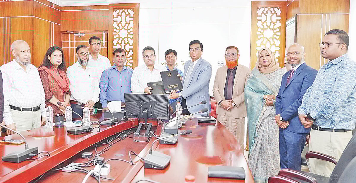 বেসরকারি প্রাথমিক বিদ্যালয়ের মাশুল আদায়ে প্রাথমিক শিক্ষা অধিদপ্তরের সঙ্গে চুক্তি করেছে সোনালী ব্যাংক। গতকাল চুক্তি স্বাক্ষর অনুষ্ঠানে ব্যাংকের এমডি শওকত আলী খান, অধিদপ্তরের মহাপরিচালক আবু নূর মো. শামসুজ্জামানসহ উভয় প্রতিষ্ঠানের ঊর্ধ্বতন কর্মকর্তারা