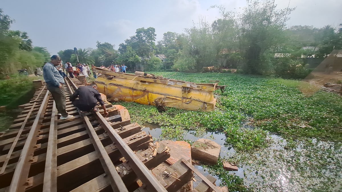হবিগঞ্জের মাধবপুরে জ্বালানি তেলবাহী ট্রেন লাইনচ্যুত হয়েছে। আজ বৃহস্পতিবার সকালে মনতলা রেলস্টেশন এলাকায়