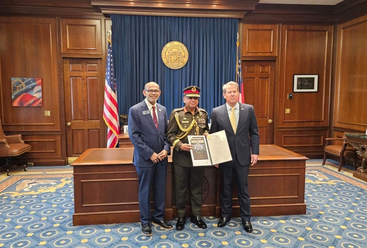 জাতিসংঘ শান্তি রক্ষা মিশনে বাংলাদেশের অবদানের স্বীকৃতিস্বরূপ যুক্তরাষ্ট্রের জর্জিয়া অঙ্গরাজ্যের গভর্নর ব্রায়ান পি কেম্পের কাছ থেকে জর্জিয়া স্টেট সিনেট কর্তৃক গৃহীত রেজোল্যুশন গ্রহণ করছেন বাংলাদেশ সেনাবাহিনী প্রধান জেনারেল ওয়াকার-উজ-জামান