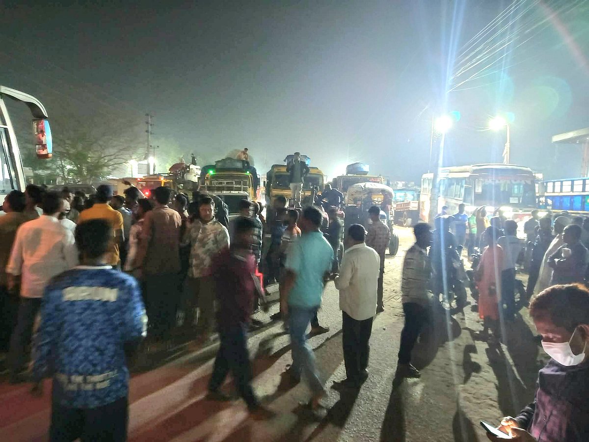 ঠাকুরগাঁও শহরের চৌধুরী ফিলিং স্টেশনে তেল না পেয়ে ঠাকুরগাঁও-দিনাজপুর মহাসড়ক অবরোধ করে মোটরসাইকেলচালকদের বিক্ষোভ। গতকাল রাতে