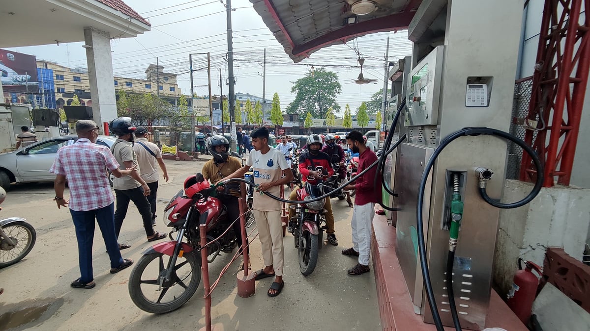 ধর্মঘট প্রত‌্যাহারের পর আজ বৃহস্প‌তিবার দুপুর থেকে জ্বালা‌নি তেল সরবরাহ শুরু হয়েছে। আজ দুপুরে সিলেট নগরের সোবহানীঘাট এলাকার এক‌টি ফিলিং স্টেশনে